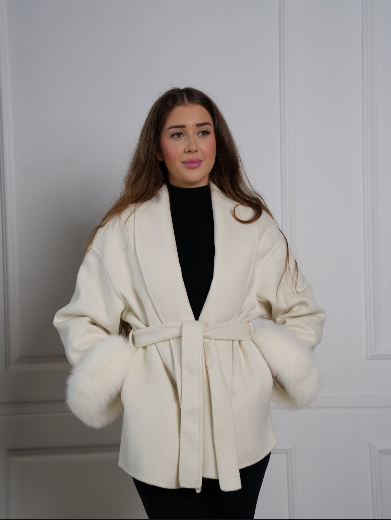 Short cashmere coat with fox fur