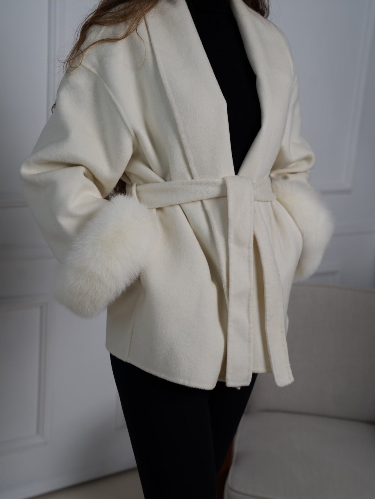 Short cashmere coat with fox fur